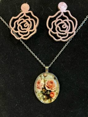 Vtg pink roses blooming pendant on a silver tone chain with matching earring 18”